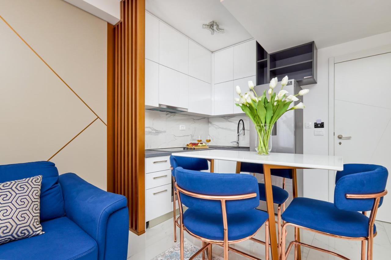Moderna Luxury With Heated Pool Apartment