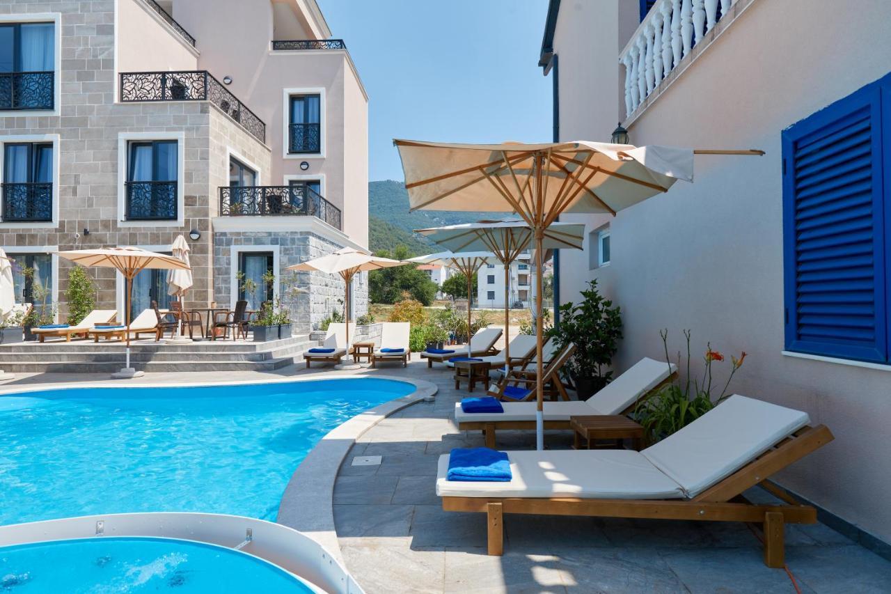 Moderna Luxury With Heated Pool Apartment
