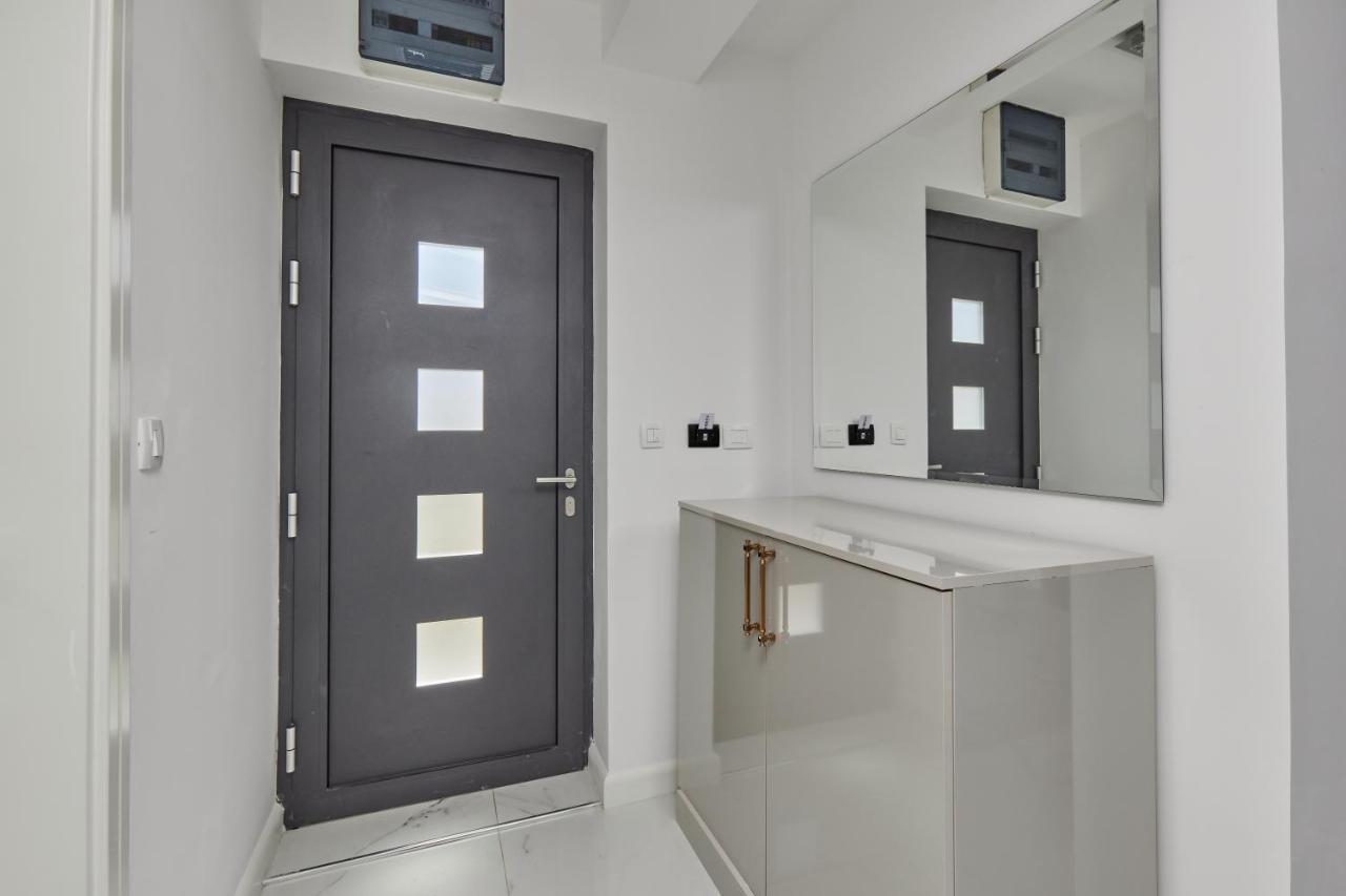 Moderna Luxury With Heated Pool Apartment