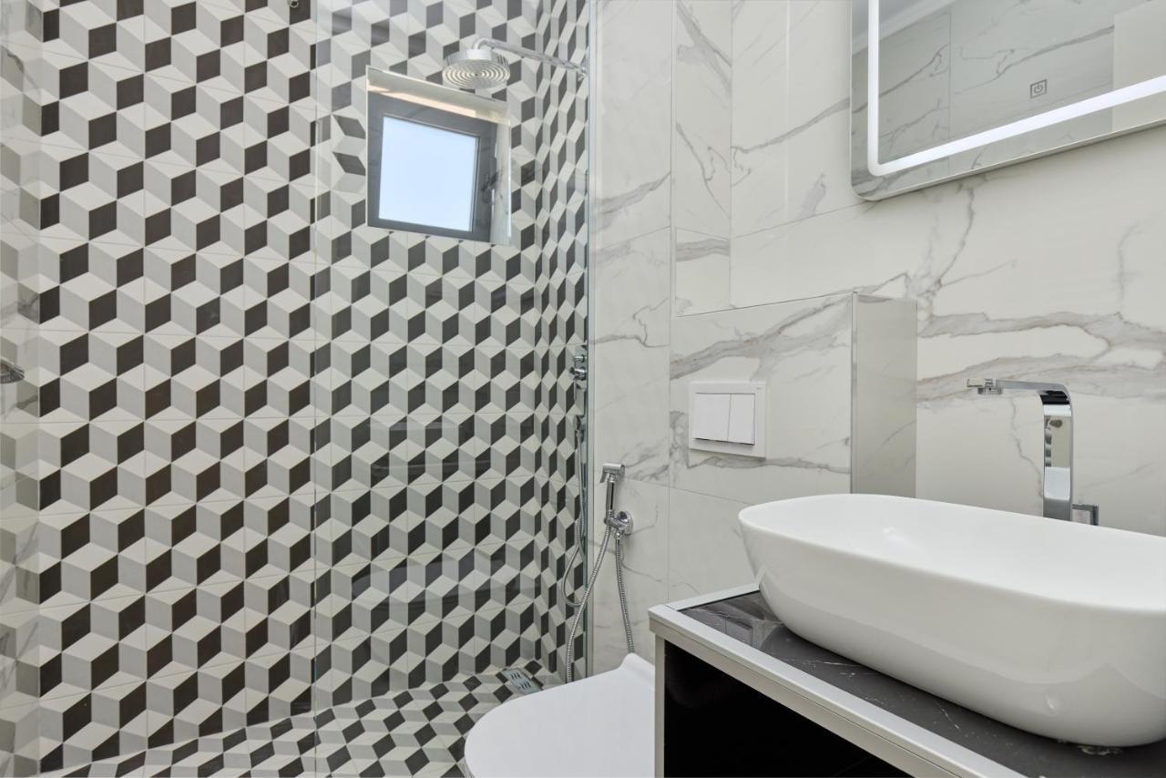 Moderna Luxury With Heated Pool Apartment Tivat