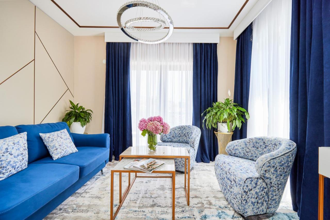 Moderna Luxury With Heated Pool Apartment