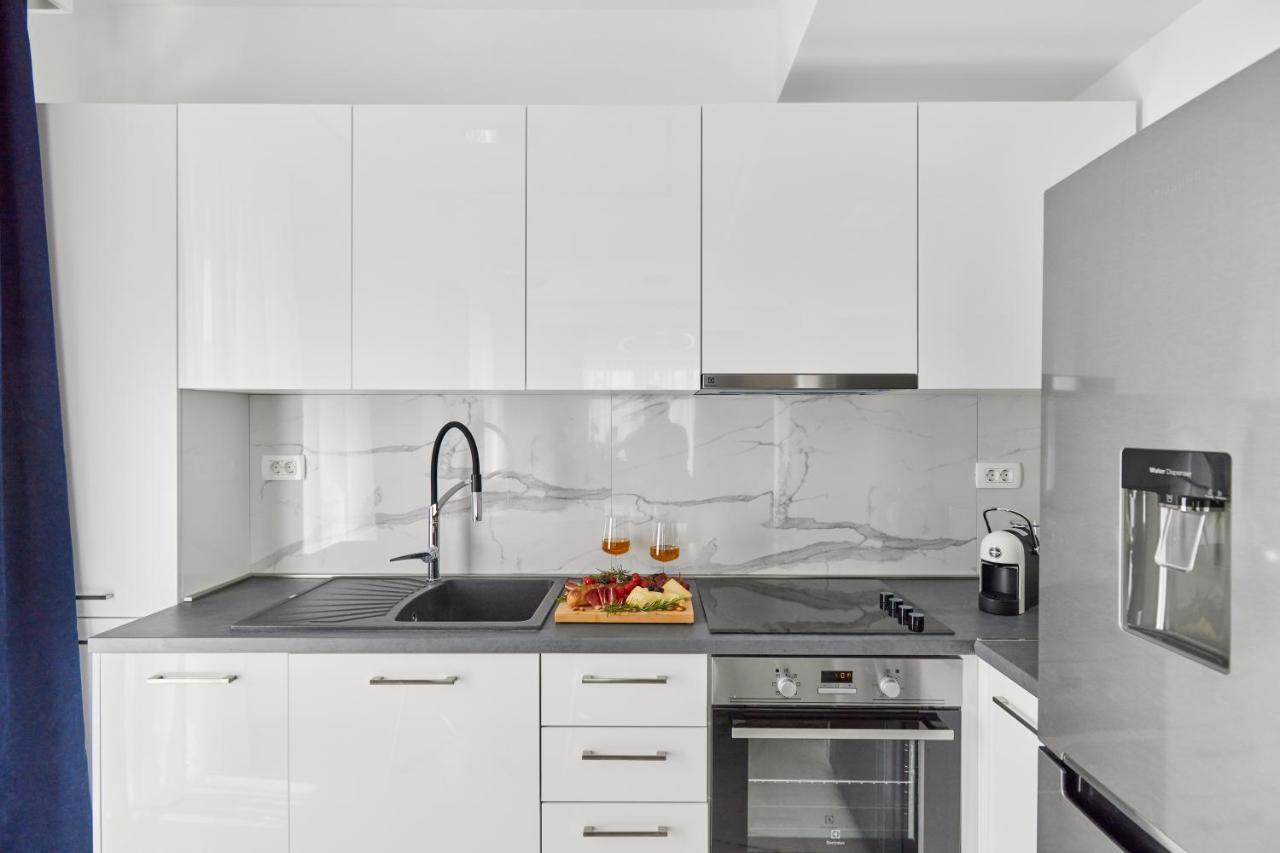Moderna Luxury With Heated Pool Apartment Tivat