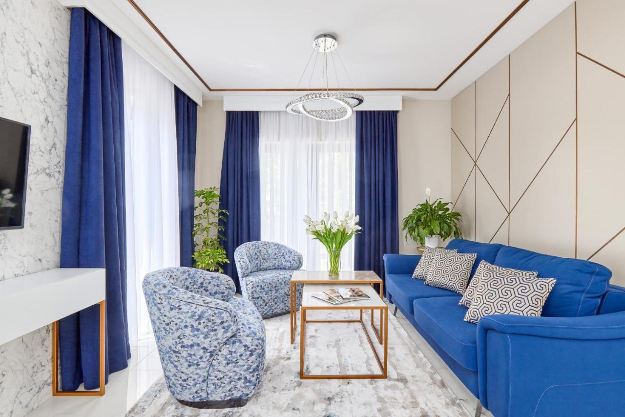 Moderna Luxury With Heated Pool Apartment
