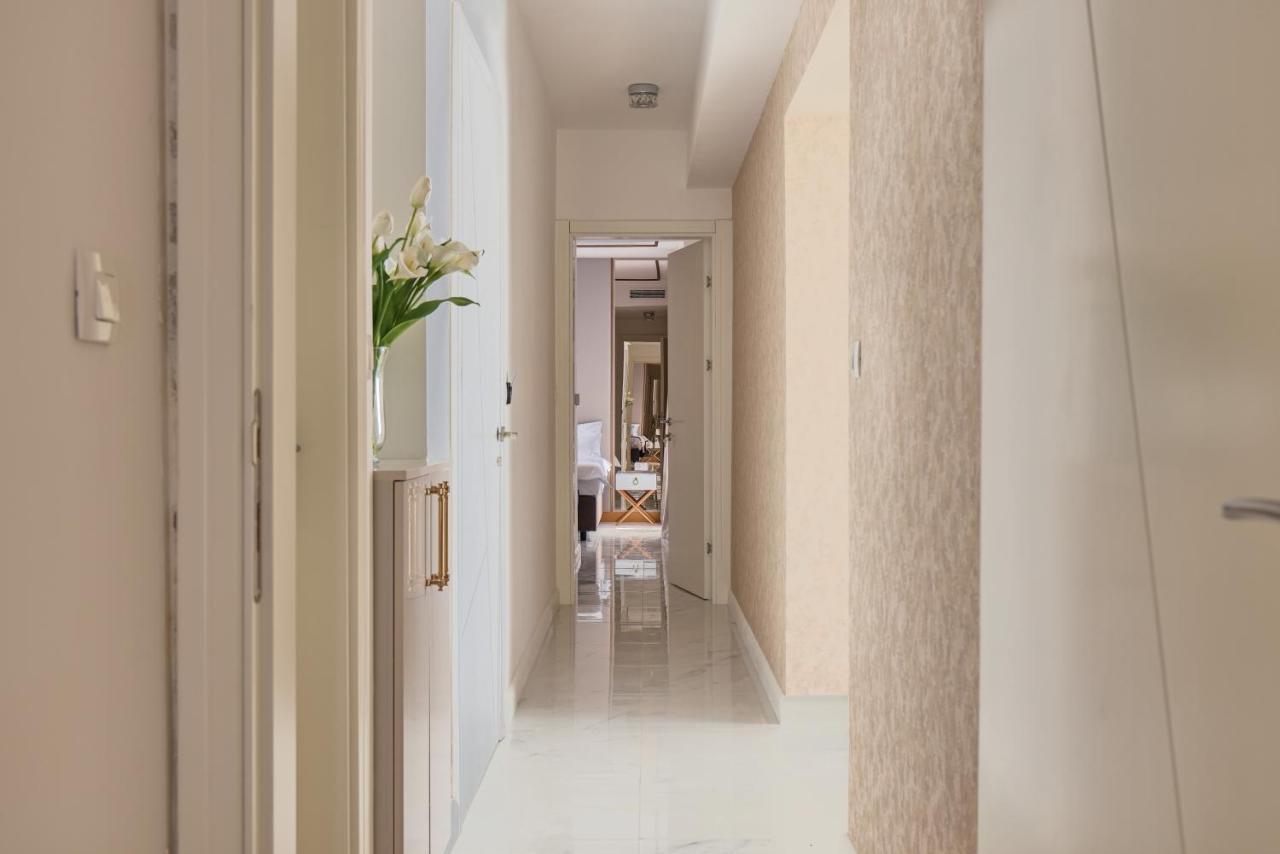Moderna Luxury With Heated Pool Apartment