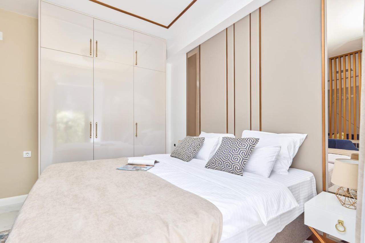 Moderna Luxury With Heated Pool Apartment